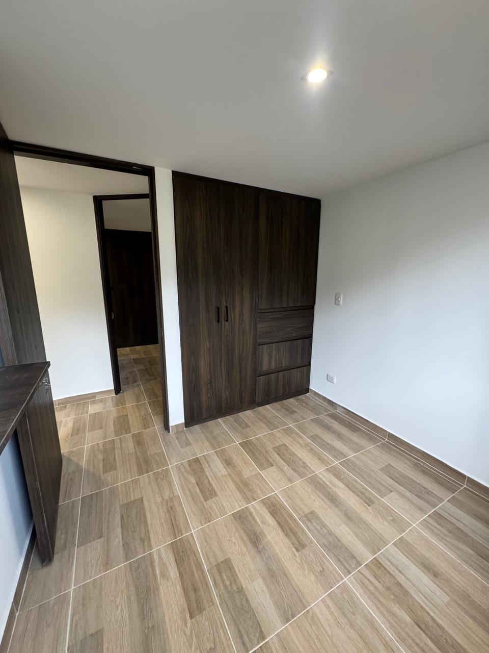 Habitación con closet y pisos en madera