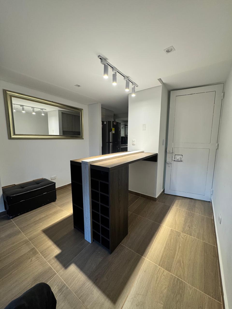 Sala con barra tipo bar e iluminación