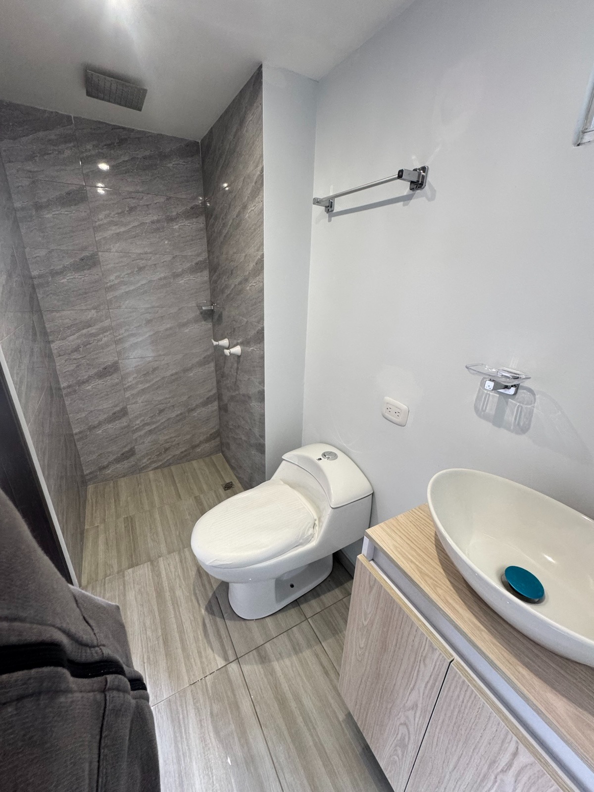 Baño moderno con ducha y lavamanos