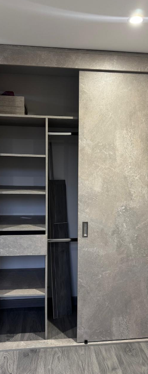Closet con puerta corredera en concreto