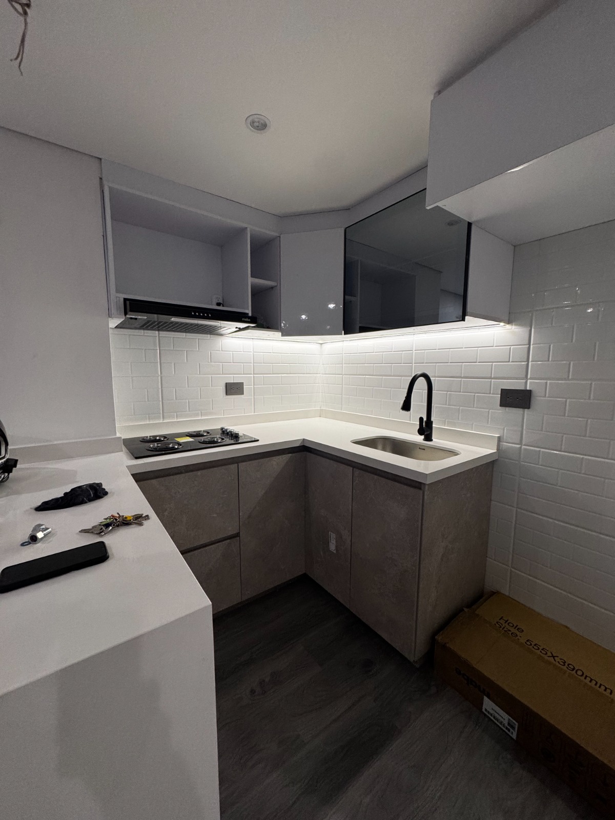 Cocina integral con mesón blanco