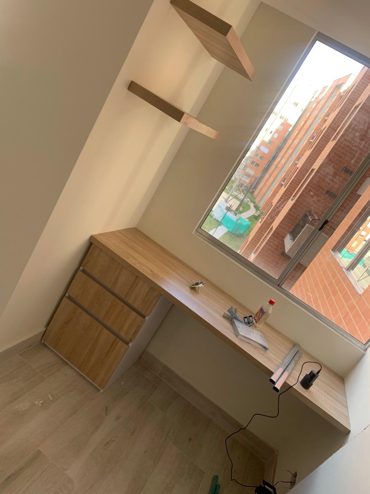 Escritorio en madera con repisas flotantes