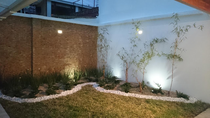 Jardín con iluminación y paisajismo nocturno