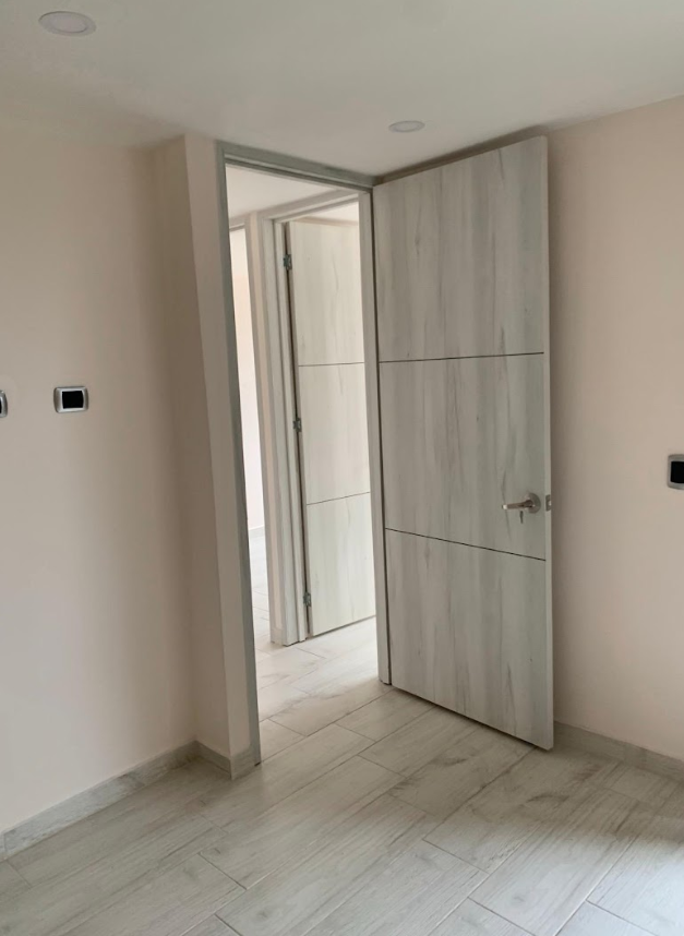 Puerta en madera con acabado moderno