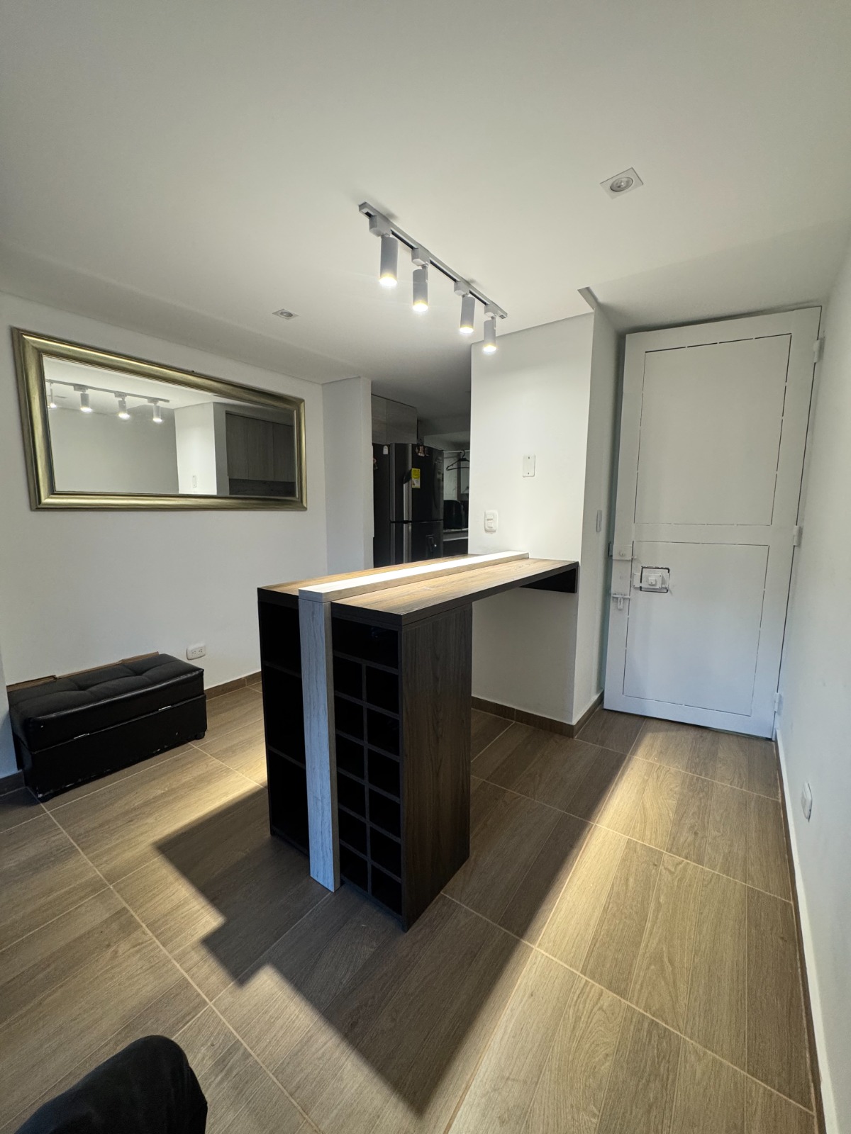 Sala con barra tipo bar e iluminación